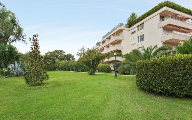 Studio in Saint-tropez, With Pool Access and Enclosed Garden - 800 m F