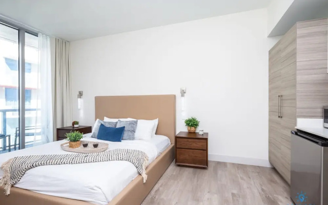 Hollywood Beach Modern Studio Rooftop Pool