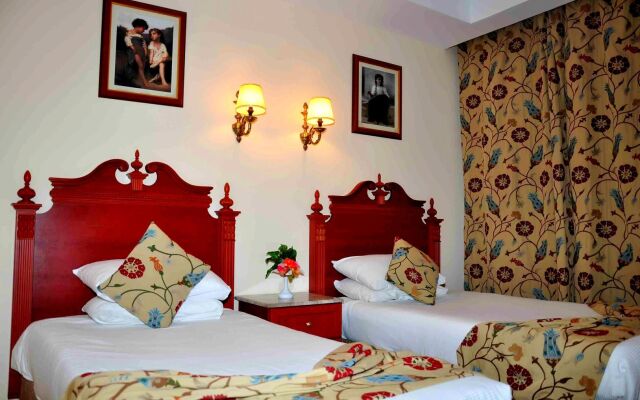 Titanic Palace - Families and Couples only