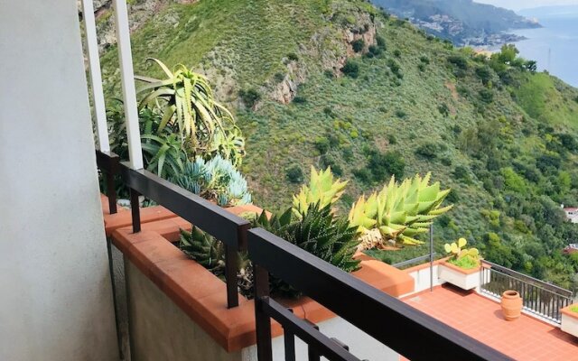 Apartment with One Bedroom in Taormina, with Wonderful Sea View, Furnished Terrace And Wifi - 10 Km From the Beach