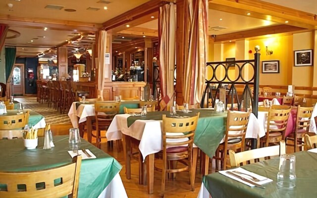 An Crúiscín Lán Hotel