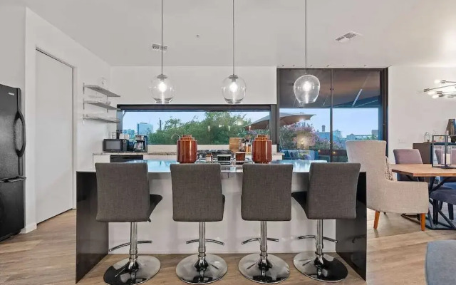 2BR Designer Condo East Downtown Austin