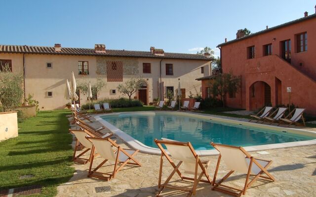 Delightful Holiday Home With Garden, Pool, Heating, Parking