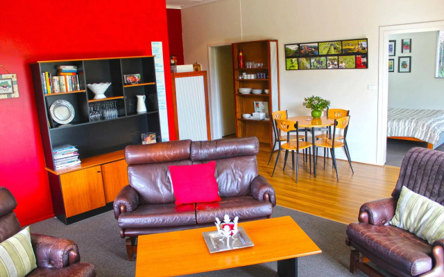 Valley Farm Vineyard Cottages – Hotel Rooms – Melbourne