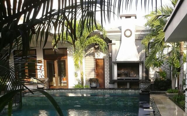 Rumah Putih Abu Abu