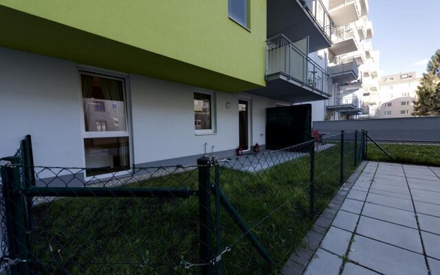 Beautiful Home - Garden Apartment