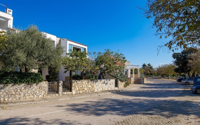 Amazing Apartment in Gajac With 2 Bedrooms and Wifi