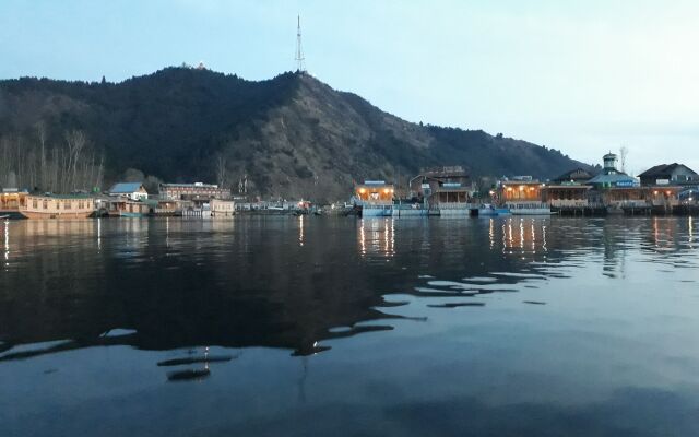 Luxury Inn Badyari Palace Houseboats