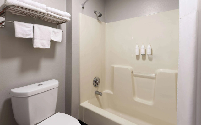 Super 8 by Wyndham Burnham/Lewistown