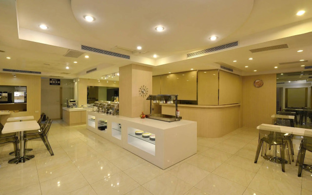 Yomi Hotel - MRT Shuanglian Station