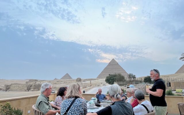 The Gate Hotel Front Pyramids & Sphinx View