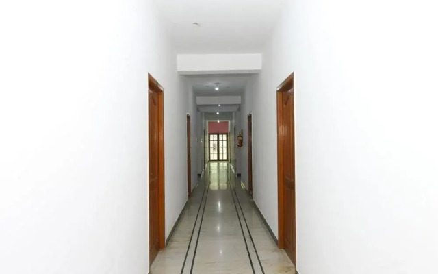 OYO 10018 Hotel AKS Shelter