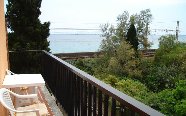 Lora Hotel
