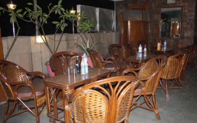 Royal Palace by OYO Rooms