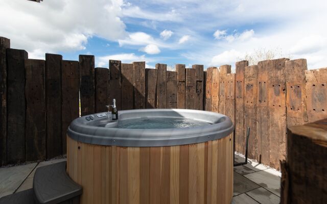 Trevelyn Lodge - Luxury Lodge Hot Tub Close to Beach