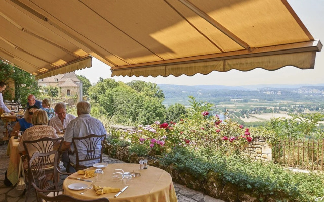 Charming House With a Covered Terrace Near Gourdon