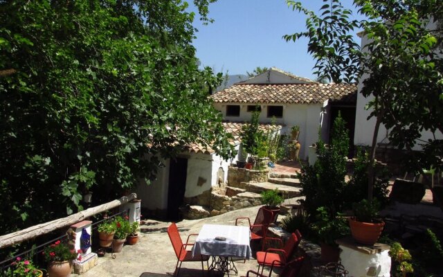 House With 3 Bedrooms in Zahara de la Sierra, With Enclosed Garden and