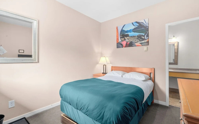 Squamish Adventure Inn & Hostel