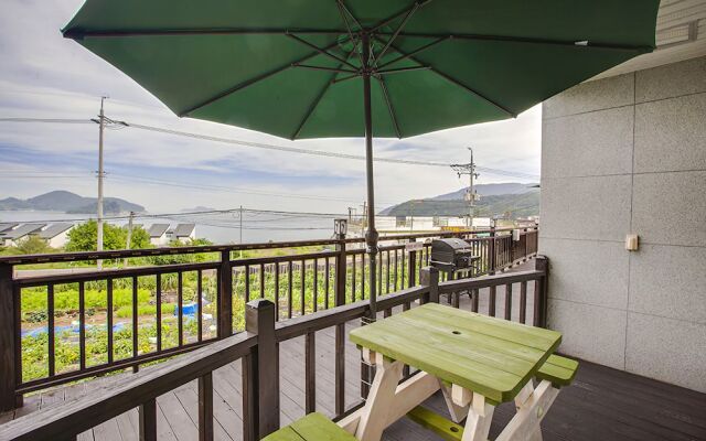 Geoje Solluna Pension