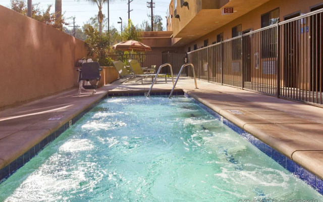Holiday Inn Express & Suites Woodland Hills by IHG