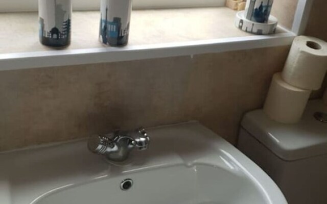 Gateshead's Amethyst 3 Bedroom Apt, Sleeps 6 Guest