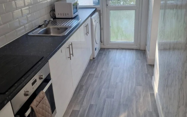 Gillingham 4-bed Stay - Wifi, Parking, Ldn Access