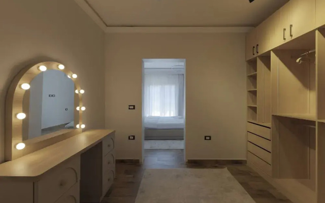 Upper Duplex 3BR in Eastown Sodic