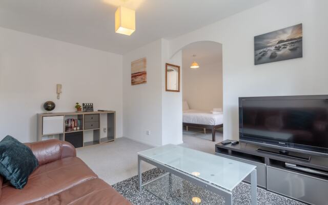 1 Bedroom Apartment Near Surrey Quays