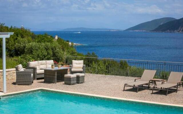 Martini Waterfront Suites