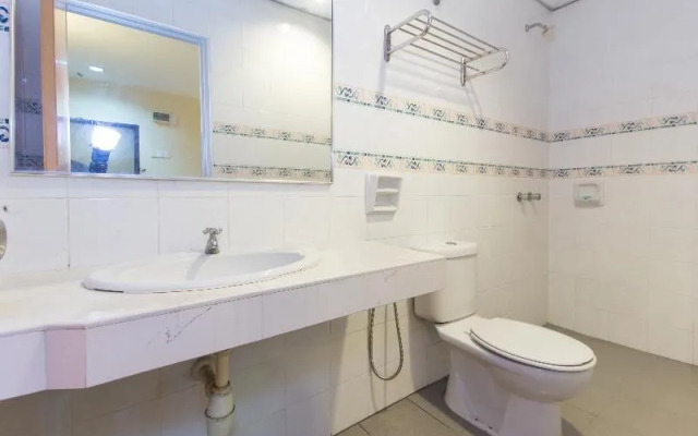 OYO 447 Comfort Hotel Meru