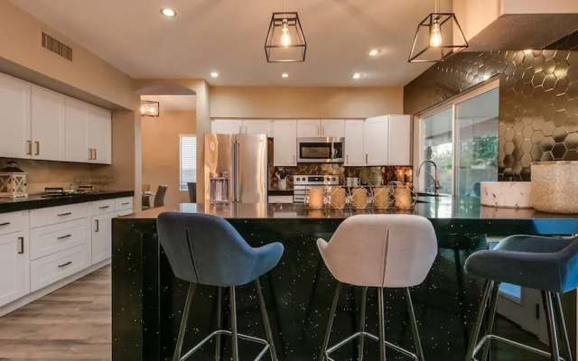 Amazing Remodeled Scottsdale 5 Bdrm W/pool!