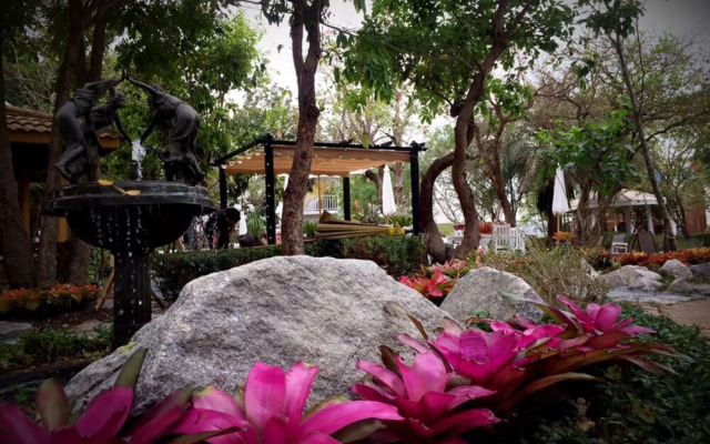 December Villas And Spa