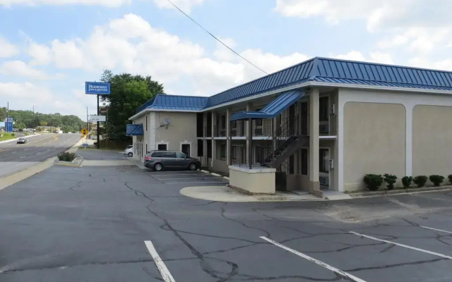 Rodeway Inn & Suites Fort Jackson