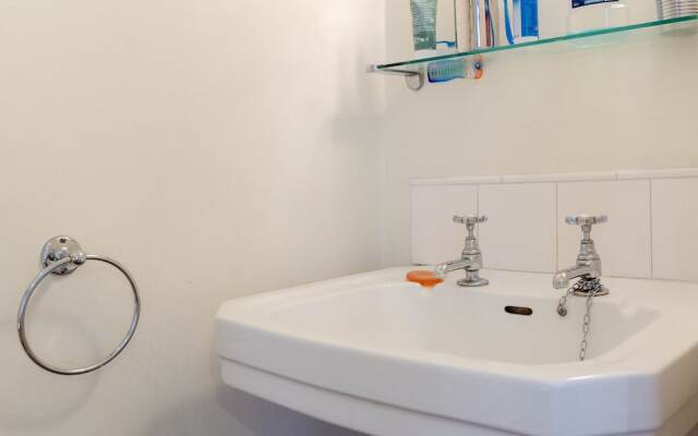 Charming 2 Bedroom Apartment Near Battersea