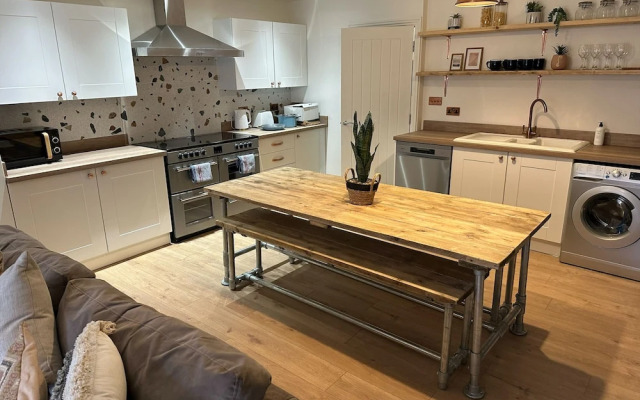 Cotswolds Large 4 Bed House Parking-Wifi
