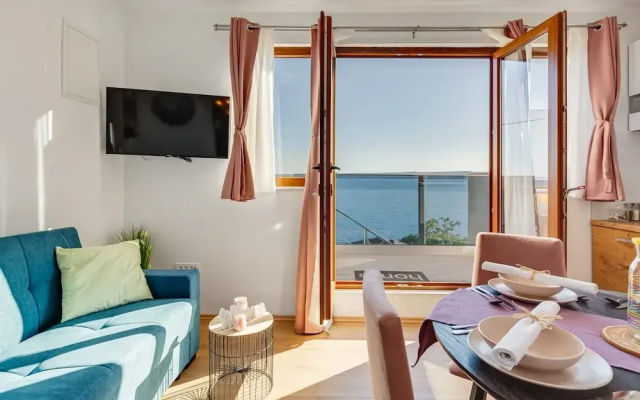 Beautiful Coastal Apartment in Karlobag