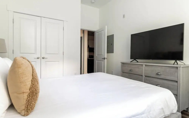 Landing Weston Lakeside Apartments