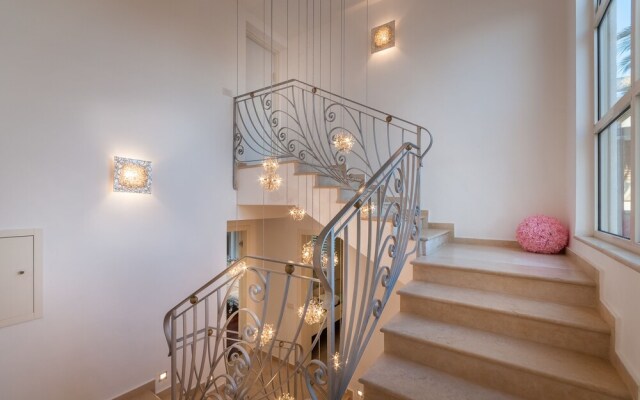 Luxurious Villa with great location