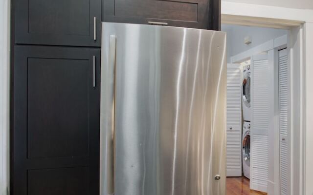 Modern Apartment Near Forsyth