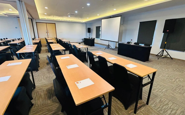 Front One Hotel Pasir Koja Bandung