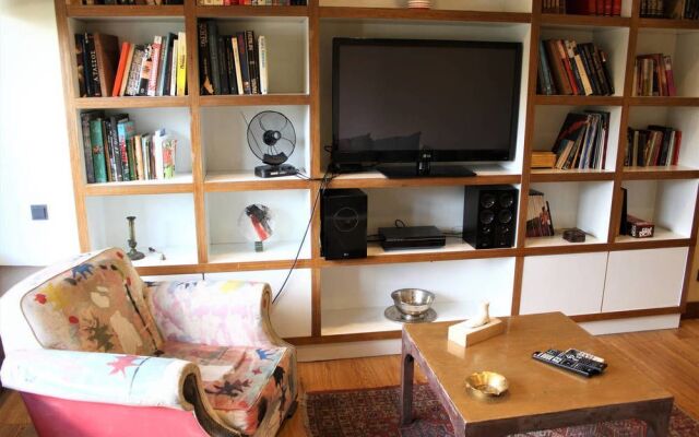 Elegant & Cozy Central Apt - 5' to Athens Metro St