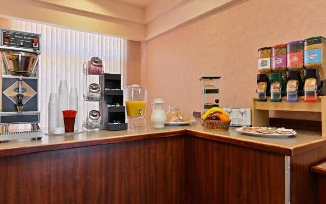 Econo Lodge Inn & Suites