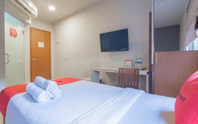 RedDoorz Plus near Asia Afrika 3