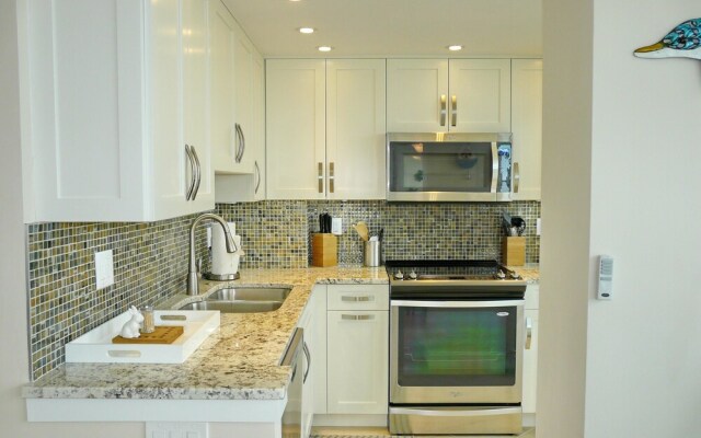 Beachfront Condo With Pool and Dazzling Ocean View