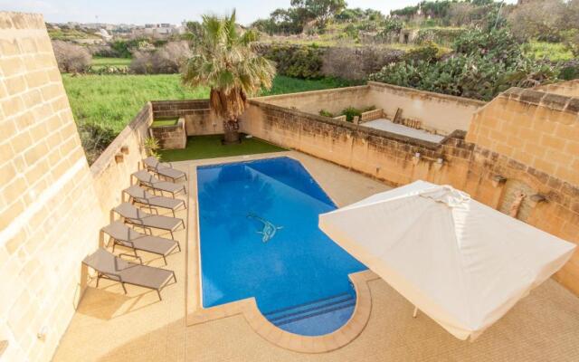 Centre Island Gozitan Farmhouse & Pool