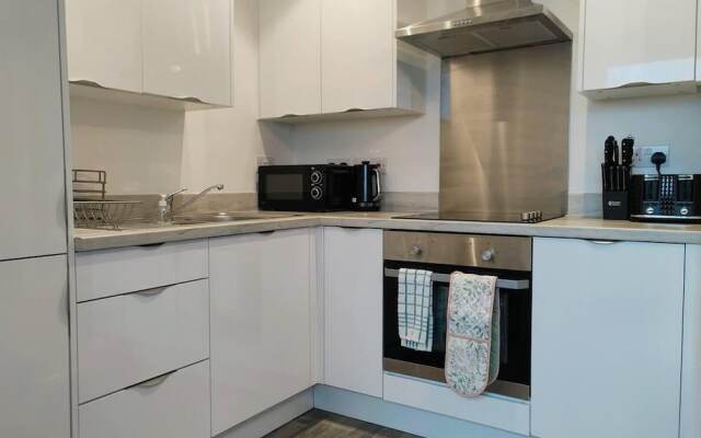 Stunning 2-bed Serviced Apartment in Swindon