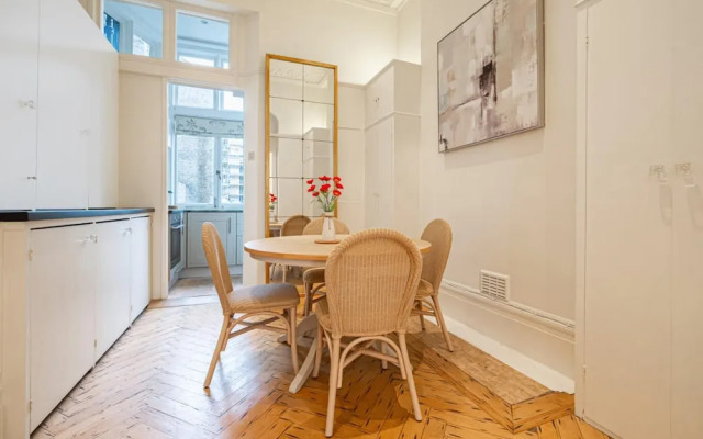 Beautiful Belgravia Apartment by Underthedoormat