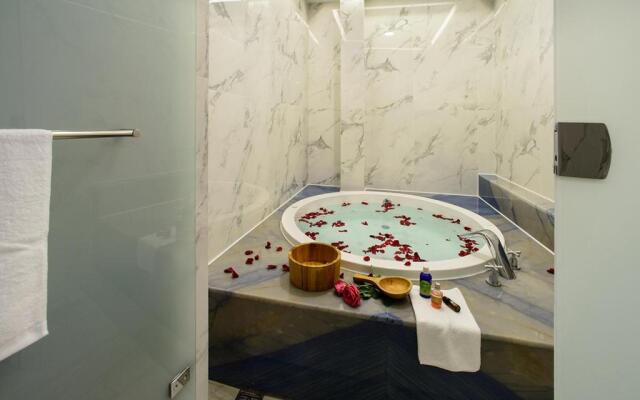 Chen He Spa Motel