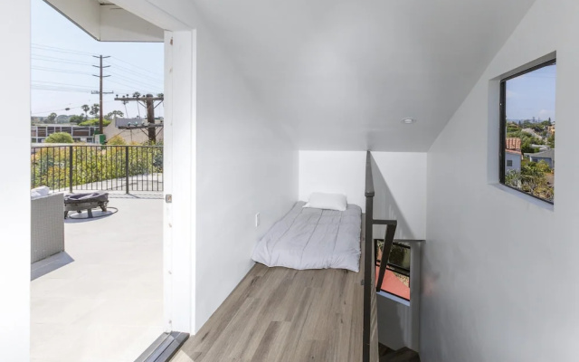 Modern Loft Rooftop Deck Venice Beach Studio Bedroom Apts by RedAwning