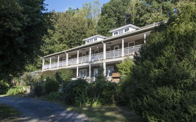 Calhoun House Inn & Suites